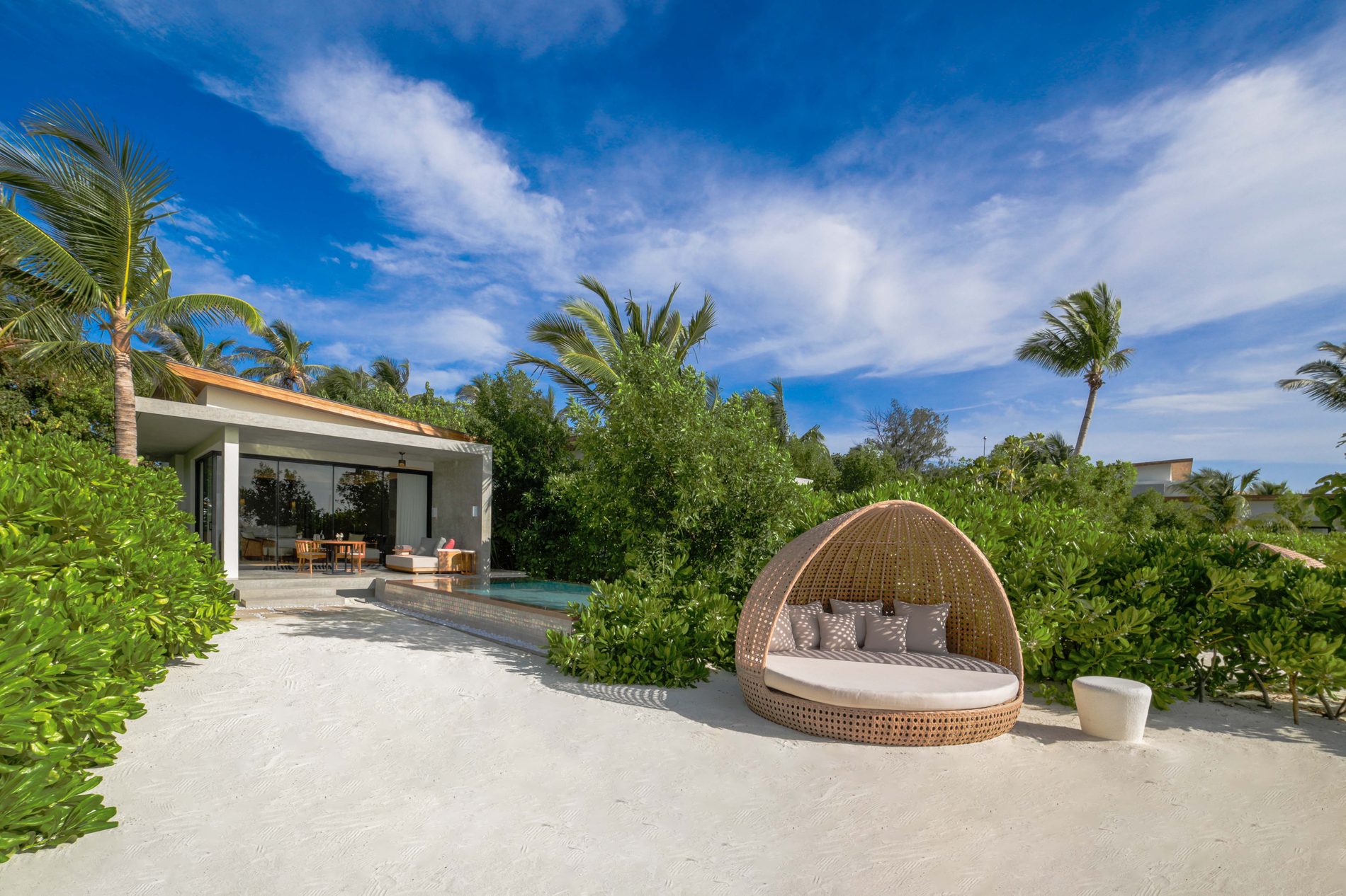 Beach villa with pool and daybed, Kuda Villingili